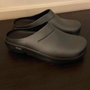 Gray and Black Oofos Recovery Oocloogs Clogs Shoes size Mens 6 Womens 8